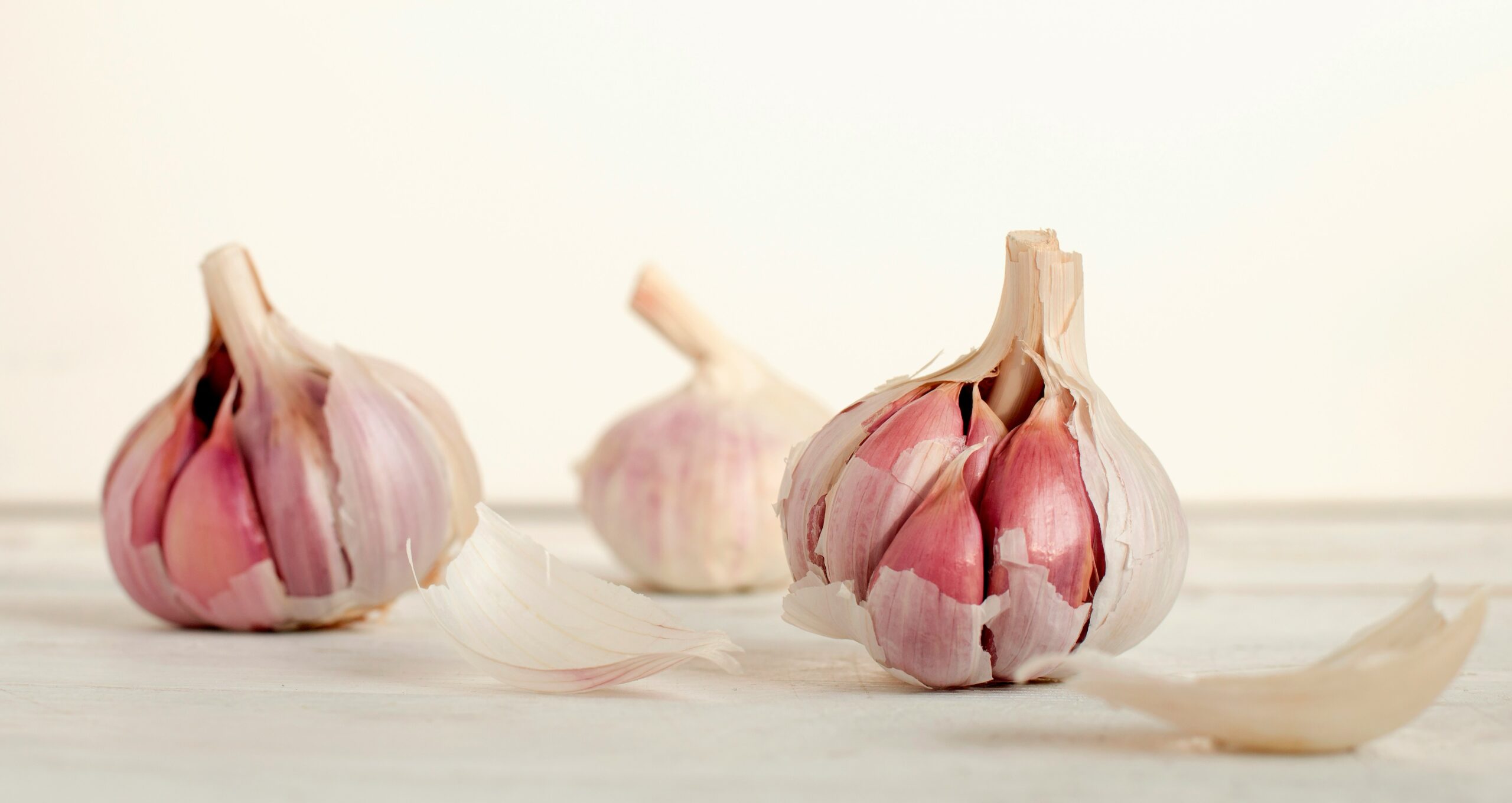 Drei Knollen Knoblauch, die Selen enthalten.